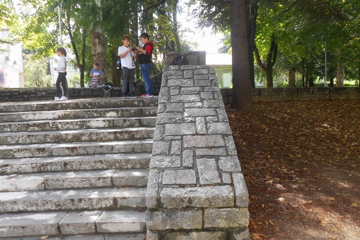 Zid kod osnovne škole (M. RIMANIĆ)