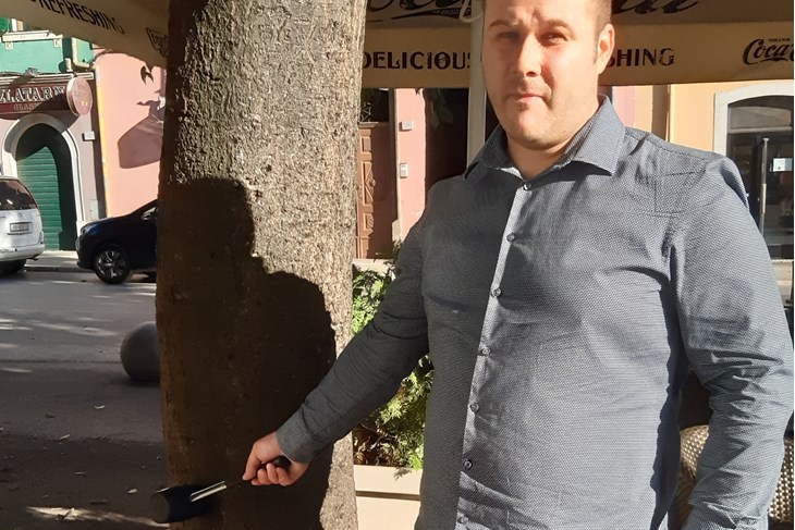 Fran Poštenjak batićem ispituje stanje ladonja pod korom (Z. STRAHINJA)