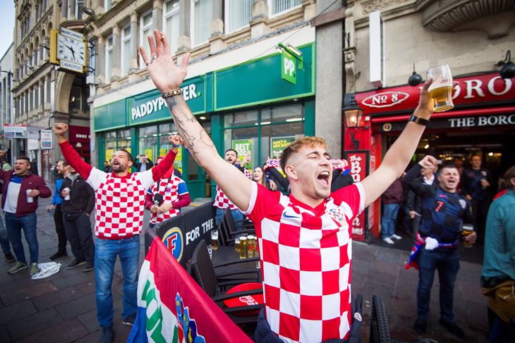 Cardiff City Stadium. Hrvatski navijaci u ocekivanju vecerasnje kvalifikacijske utakmice za EURO 2020 s Walesom. Foto: Ante Cizmic / CROPIX