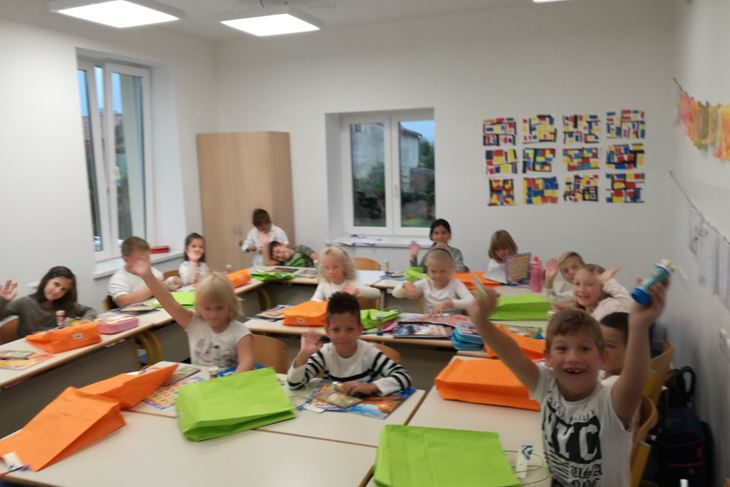 Učenici u obnovljenoj školi 