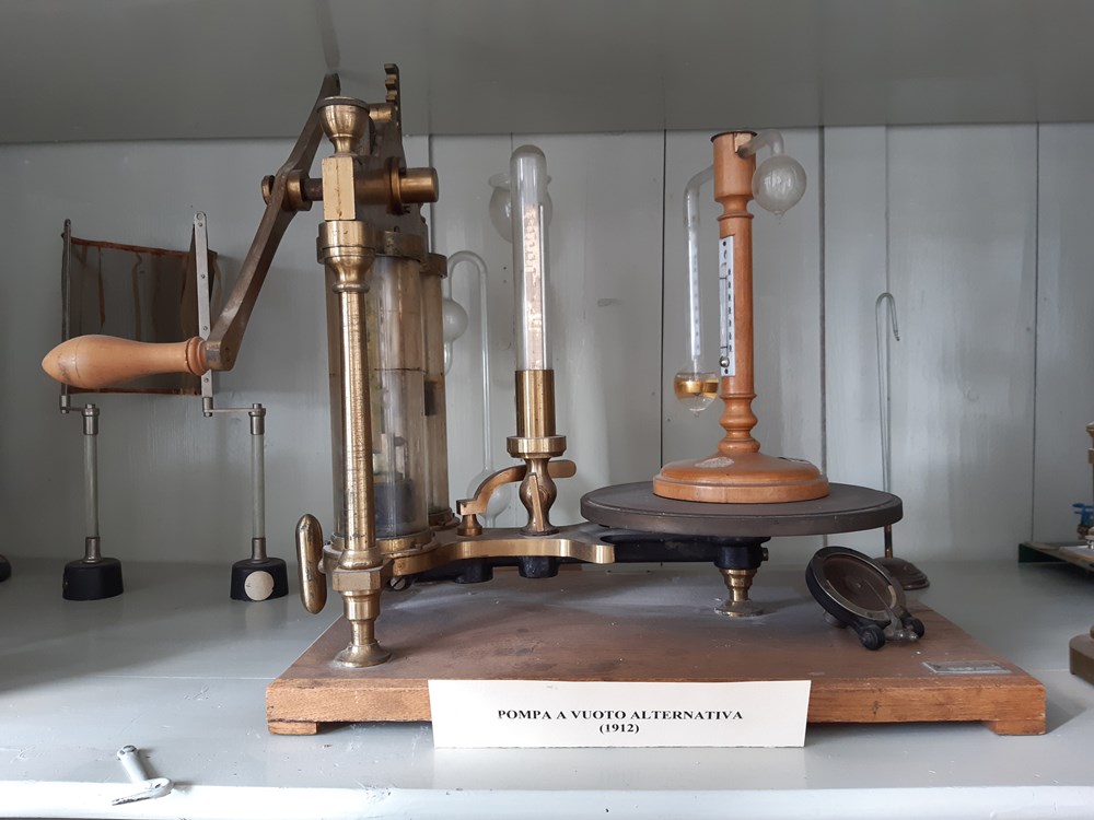 Vakuum pumpa iz 1912. godine dio sačuvanih instrumenata u talijanskoj školi