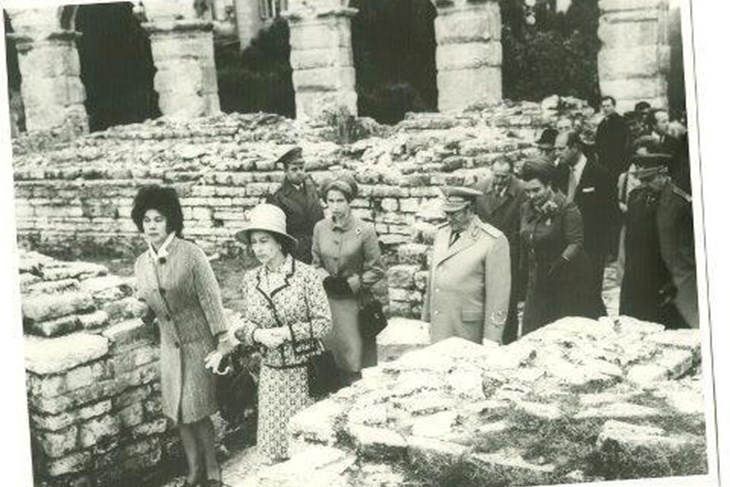 Kraljica Elizabeta II u Areni uz Vesnu Girardi Jurkić i Josipa Broza Tita u pozadini