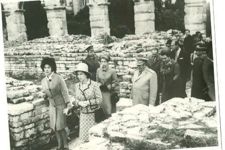 Kraljica Elizabeta II u Areni uz Vesnu Girardi Jurkić i Josipa Broza Tita u pozadini