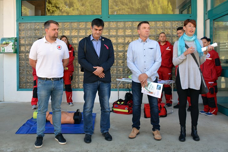 Hrvoje Kovačević, Fabrizio Vižintin, Gianfranco Kozlović i Rosanna Bubola na prezentaciji rada defibrilatora