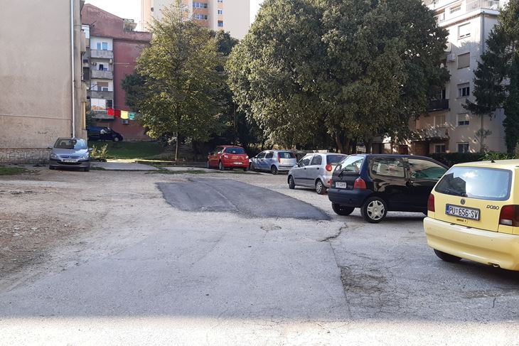 Neuređena površina između stambenih zgrada (Z. STRAHINJA)
