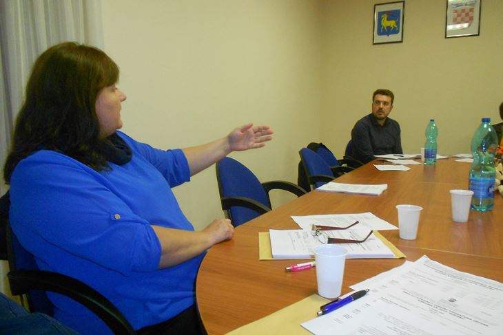 Giuseppina Radoslav pokazuje prazne stolice uz pitanje: Načelniče 'di su vam ljudi" (M. RIMANIĆ)