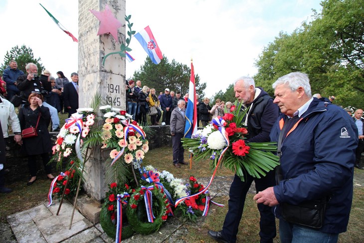    Brojne delegacije položile su vijence na spomenik žrtvama bitke kod Kućibrega