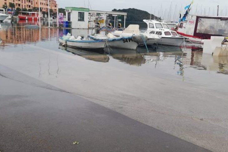 Poplavljena riva u Vrsaru (Miha Justin/Istramet)