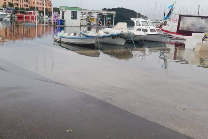 Poplavljena riva u Vrsaru (Miha Justin/Istramet)