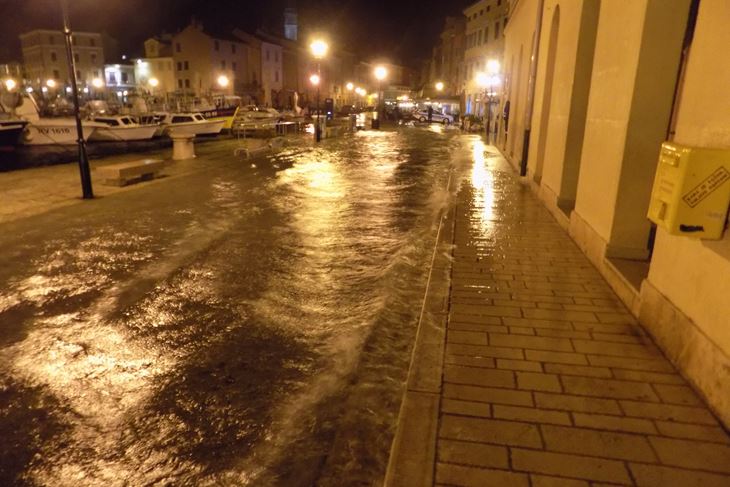 Poplavljena riva u Rovinju (Nina ORLOVIĆ RADIĆ)