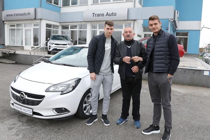 NAJMANJE ŠTO SU MOGLI NAPRAVITI - Livaković i Čondrić s bivšim učiteljem i novim autom (www.rtl.hr)