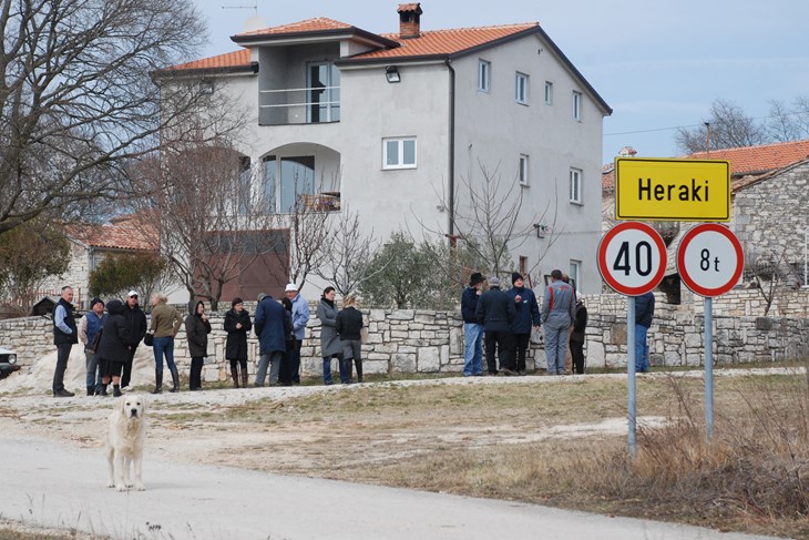 Dvije parcele prodaju se u selu Heraki