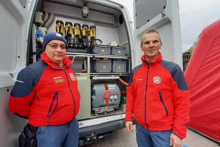 Mario Franolić i Davor Kalčić pred zapovjednim vozilom  (Zvjezdan STRAHINJA)