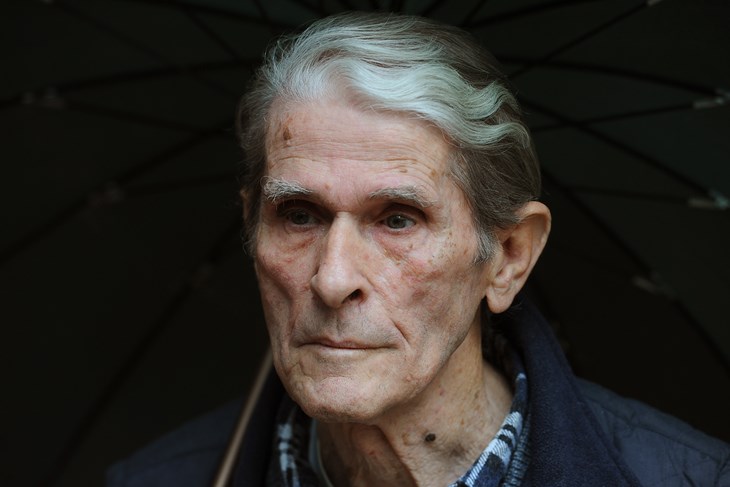"Stablo je visoko i ima krošnju, sigurno da se malo njiše kada puše, ali ima i duboko korijenje. Cedrovi su vječna stabla. Pitanje je koliko olako Grad daje dozvole za rušenje."  Aldo Moferdin (Snimio Milivoj MIJOŠEK)