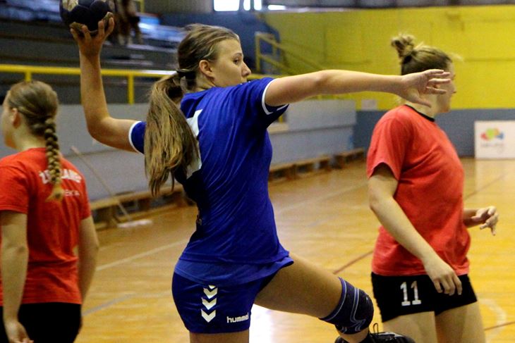 U "VATRU" NA DESNO KRILO - Monika Pratljačić