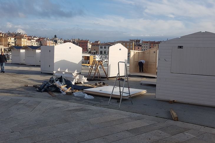 Postavljaju se Božićne kućice kod klizališta (N. TODORIĆ)