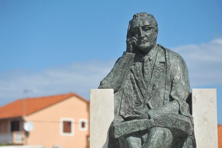 Spomenik Tuđmanu u Pakoštanama (L. GERLANC/CROPIX)
