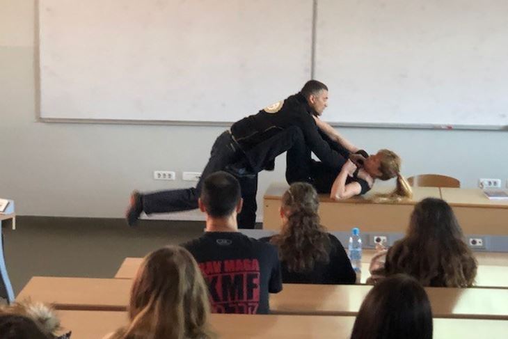Kristian Družeta studenticama je pokazao kako da se obrane od nasilnika