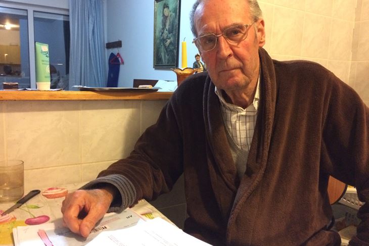 Bruno Dorić sa hrpom liječničke dokumentacije u svom domu  (B. PETROVIĆ)