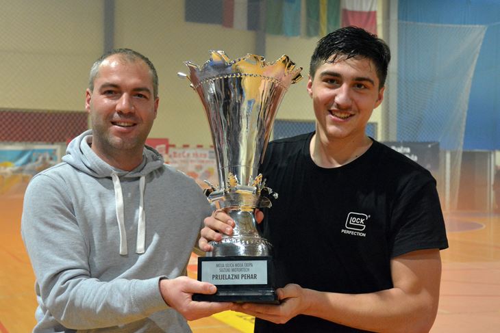 Dean Moravac s pobjedničkim peharom "Ulice" (Neven LAZAREVIĆ)