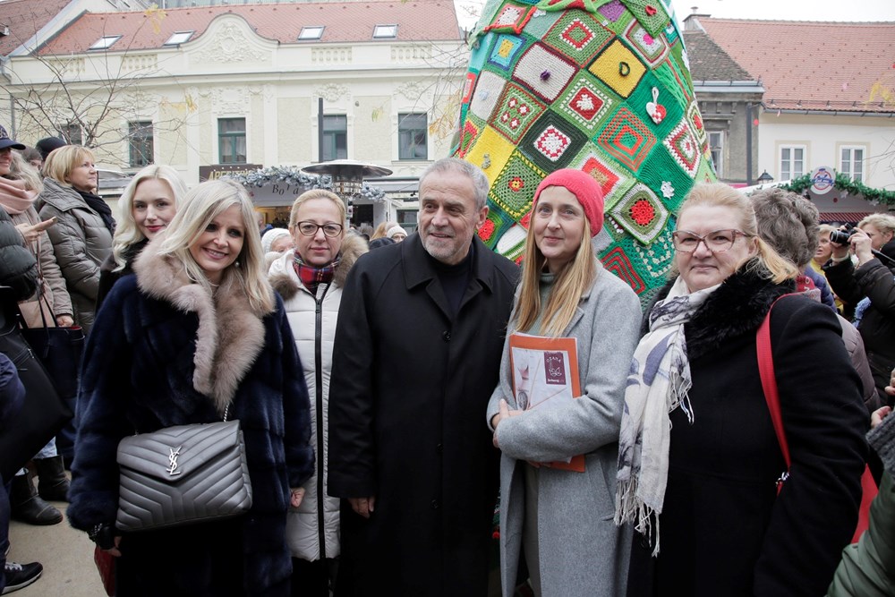 U Zagrebu otkriveno veliko vuneno božićno drvce ljubavi i zajedništva kao simbol kampanje Upletimo se