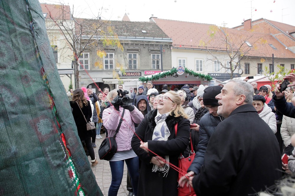 U Zagrebu otkriveno veliko vuneno božićno drvce ljubavi i zajedništva kao simbol kampanje Upletimo se