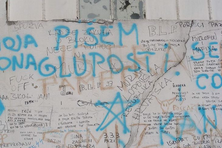 Predviđena kazna za grafitiranje za fizičku osobu iznosi 300 kuna (Ulica stareh kostanji u Pazinu)
