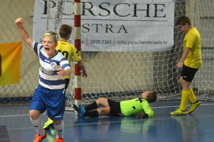 POGODAK VRIJEDAN U-11 OSMINE FINALA S ISTROM 1961 - Daniel Sušić (Mladost Fažana) slavi pogodak protiv Medulinaca (Danilo MEMEDOVIĆ)