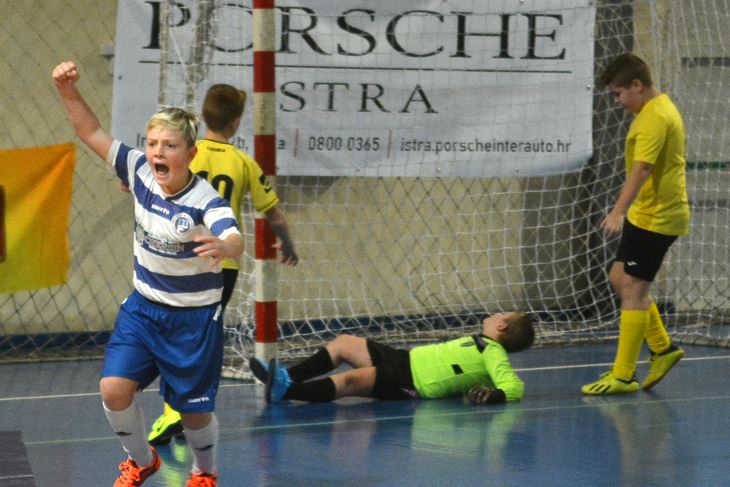 POGODAK VRIJEDAN U-11 OSMINE FINALA S ISTROM 1961 - Daniel Sušić (Mladost Fažana) slavi pogodak protiv Medulinaca (Danilo MEMEDOVIĆ)