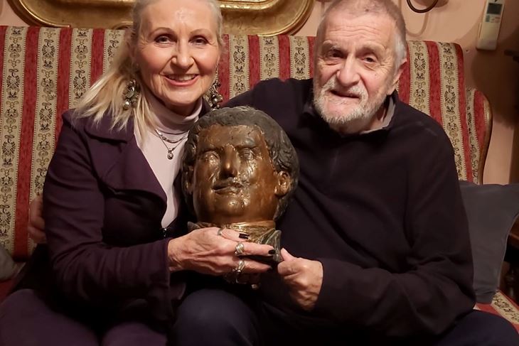 Leonida i Zdenko Lazarin, unuk Špire Lazarina sa Silbe, s pulenom sa obiteljskog trabakula starijom od 300 godina (P. SOFTIĆ)