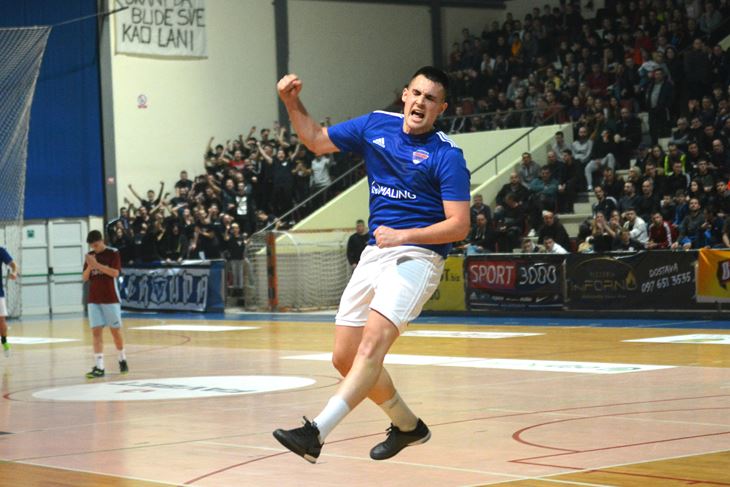 RADOST PRVAKA - Manolo Bilić (Veruda) slavi pred punim gledalištem (Danilo MEMEDOVIĆ)