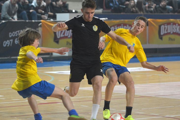 STRIJELAC PRVOG GOLA U FINALU I NAJBOLJI IGRAČ U-15 TURNIRA - Marko Cukon (Istra 1961) prolazi između dvojice rovinjskih igrača (N. LAZAREVIĆ)