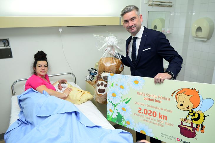 Mamu Nikolinu i malenu Saru u rodilištu je posjetio pulski gradonačelnik Boris Miletić (Dejan ŠTIFANIĆ)