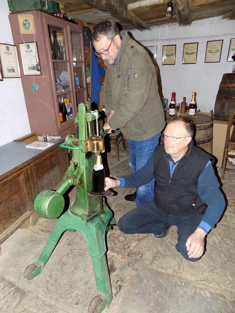 Tappi di bottiglia doppi su un vecchio tappo del 1963 (Gordana ?ALI? ŠVERKO)