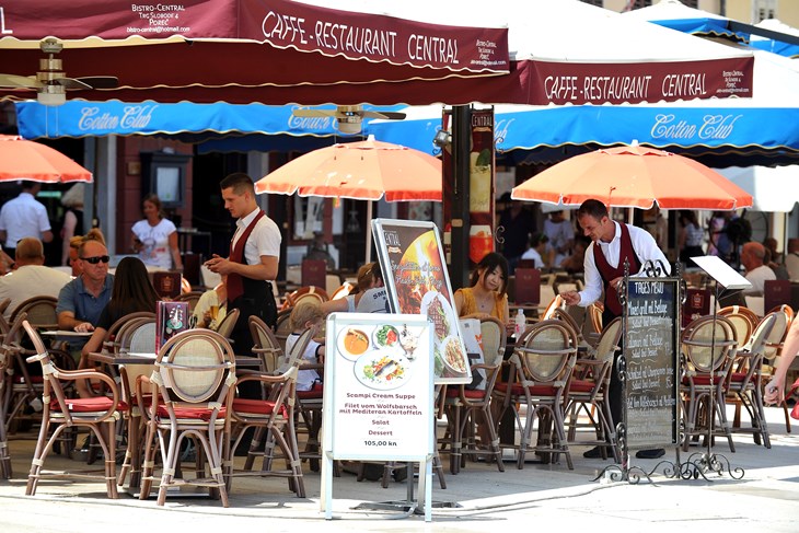 Ugostitelji više ne smiju pozivati turiste u lokal (M. MIJOŠEK)