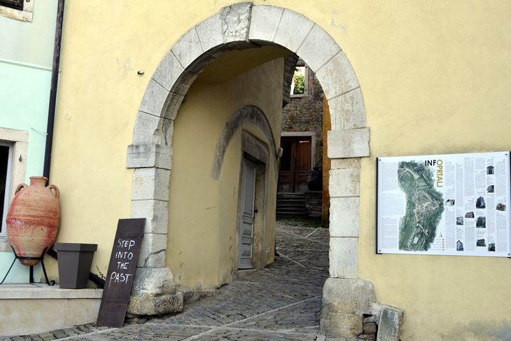 Informativne ploče u Oprtlju