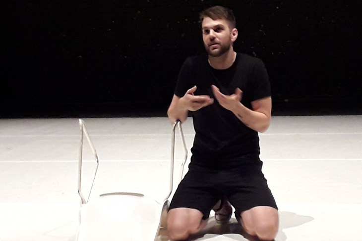 Luka Mihovilović u predstavi "Neprilagođen"
