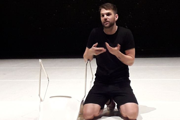 Luka Mihovilović u predstavi "Neprilagođen"