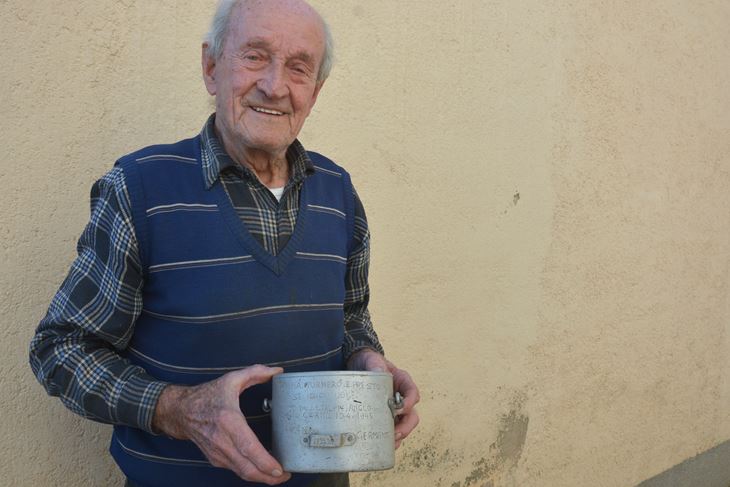 Grbac i danas čuva suvenir iz njemačkog logora, vojni lončić koji mu je darovao talijanski vojnik (N. LAZAREVIĆ)