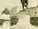 Vinka Rovis ispred spomenika Cezaru Augustu u podnožju Arene, odnesenog 1947. u Italiju