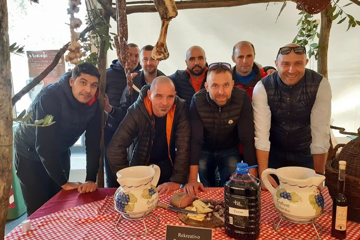 Tim Rekreativo na festivalu istarske supe