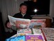 Zdravko Beletić čita novine bez naočala (Mirjan RIMANIĆ)