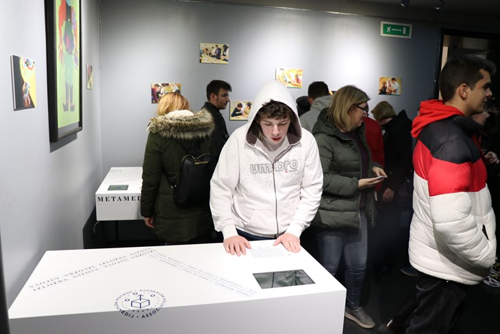 Na izložbi su predstavljeni gifovi koje su izradili Arian Kudumović, Alem Skejić, Nensi Bančić, Leo Ćenanović, Marko Rajlić i Valentina Petrunić