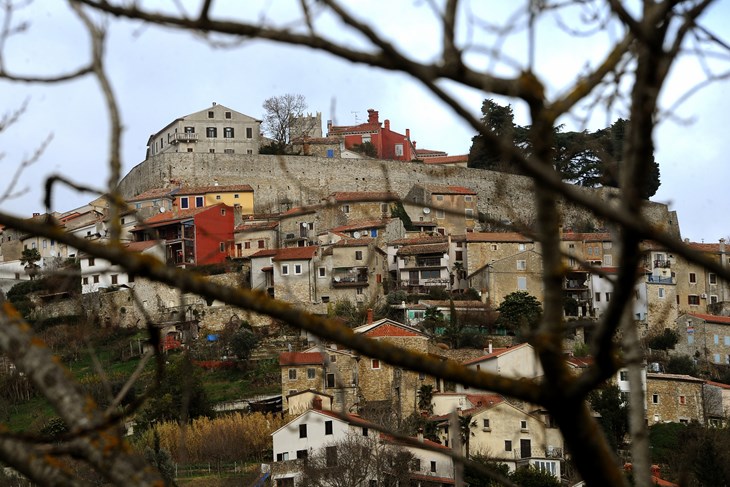 Motovun nudi nekoliko građevinskih parcela (Milivoj MIJOŠEK)