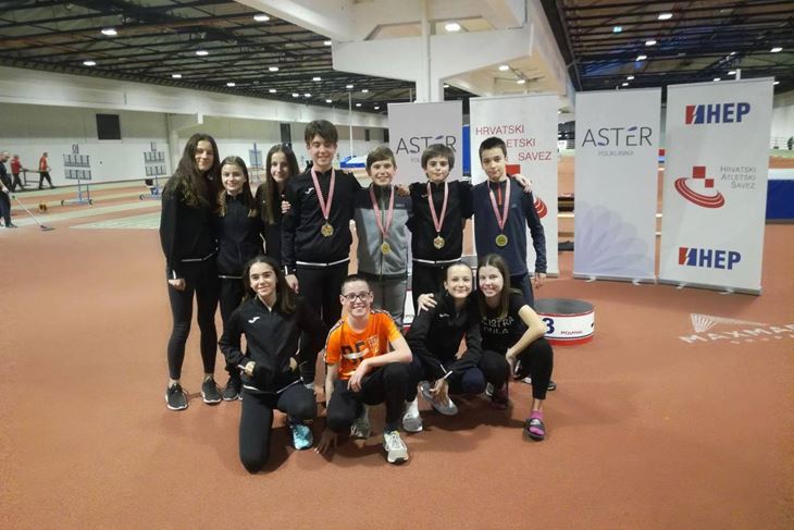 NOVI HRVATSKI REKORDERI - Članovi mlađekadetske štafete Istre 4x200 okruženi klupskim kolegama