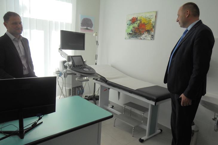 Dr. Elvis Černeka i Renato Krulčić kraj novog uređaja (Anđelo DAGOSTIN)