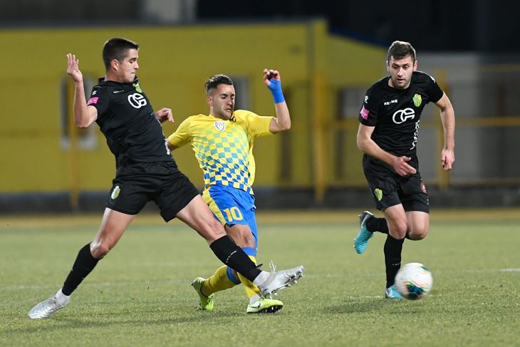NEĆE DOČEKATI POJAČANJA - Petar Bosančić i Josip Tomašević zaustavljaju Borislava Tsoneva (Inter) (G. MEHKEK / CROPIX)