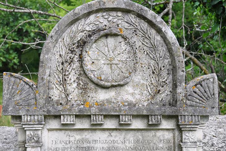Legenda vezana za nadgrobni spomenik gračaškog nadžupnika Godenich de Godenberga (+1841.) krase ga brojni ezoterički simboli - neobična zmija, trokut, Sunce, lubanja s prekriženim kostima