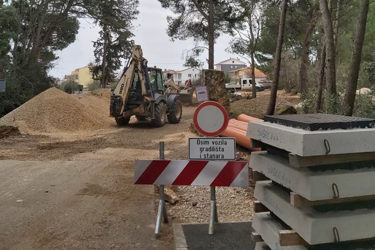 Radovi na Ližnjanskoj cesti poprilično su se odužili (Patricija SOFTIĆ)
