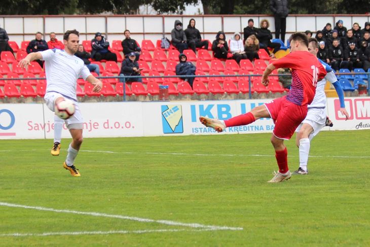 VODSTVO - Giulijano Pierebon postiže pogodak za Novigrad (M. GAVRAN)